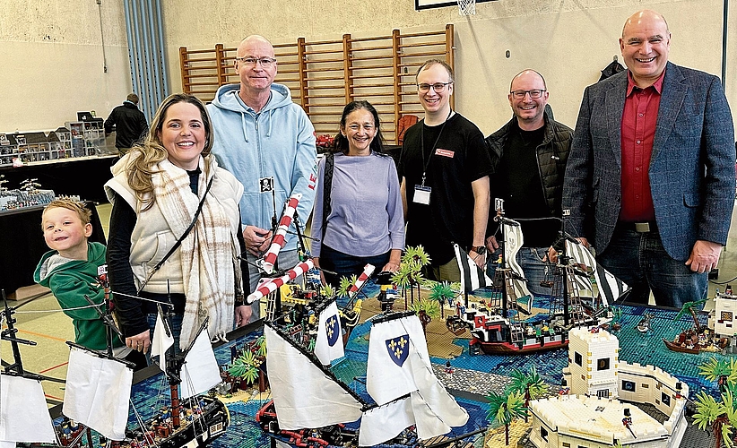 Von links: Regierungsrätin Martina Bircher mit Sohn James-Henry Memphis, Christian Velhagen, Präsident Lego-Museum Binningen, Stadträtin Rahela Syed, OK-Präsident Urs Vögeli, Hans-Ruedi Hauri (Sponsor) und Urs Plüss, Grossratspräsident.Bilder: Jil Lüscher