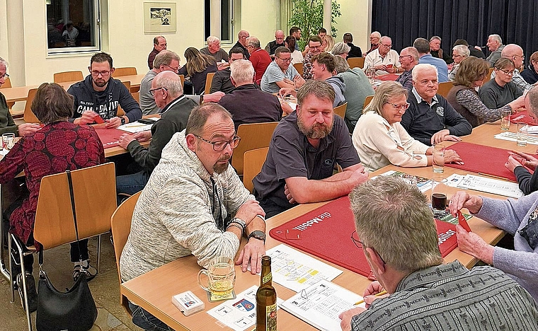 An den Tischen wurde konzentriert gejasst.Bild: zvg