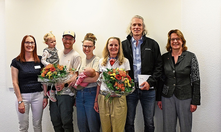 Bestens gelaunt versammelten sich am Montagabend auf der Gemeindeverwaltung (von links): Yvonne Lindauer, Leiterin Einwohnerdienste, Nalani, Pascal, Doris und Luana Wittwer, Angie Krüger, der 10’000. Einwohner Marc Hess und Gemeindepräsidentin Da