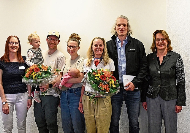 Bestens gelaunt versammelten sich am Montagabend auf der Gemeindeverwaltung (von links): Yvonne Lindauer, Leiterin Einwohnerdienste, Nalani, Pascal, Doris und Luana Wittwer, Angie Krüger, der 10’000. Einwohner Marc Hess und Gemeindepräsidentin Da