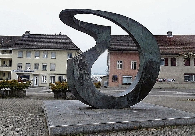 Paul Bianchi aus Chur hat diese Möbius-Schleife im Auftrag der Bank Langenthal erschaffen.Bild: Ernst Roth