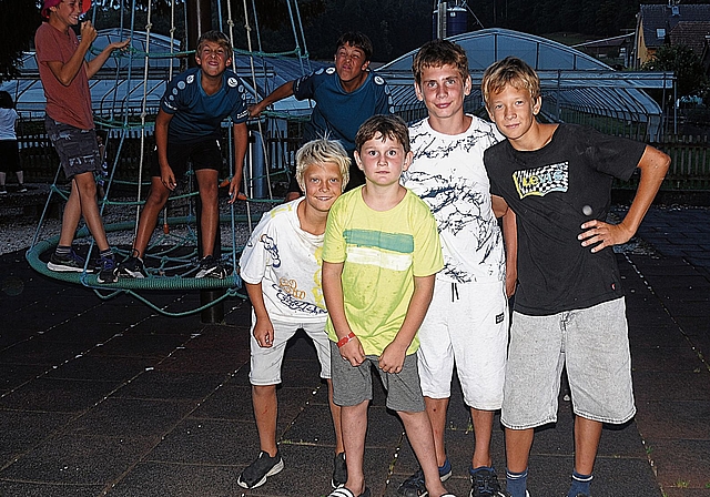Diese Jungs wollen ein aktuelles Erinnerungsfoto.