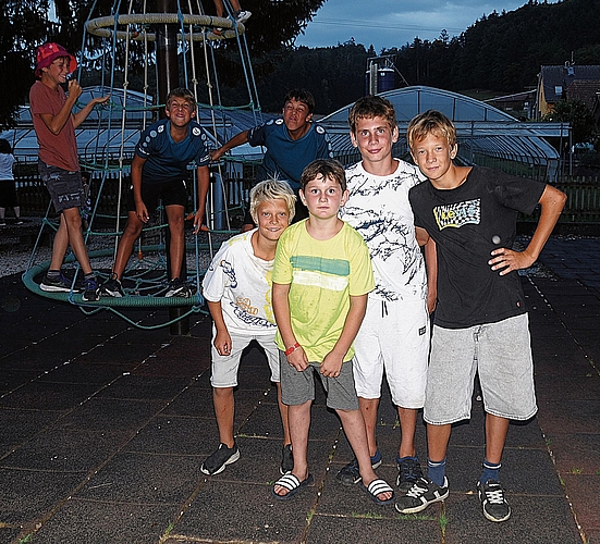 Diese Jungs wollen ein aktuelles Erinnerungsfoto. Diese Jungs wollen ein aktuelles Erinnerungsfoto.