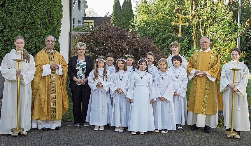 Wikon: Die acht Erstkommunionkinder und Ministranten mit Priester Markus Fellmann (2.von links), Katechetin Christine Kaufmann (3.von links) und Diakon Daniel Unternährer (2.von rechts). Bilder: Viktoria Meier
