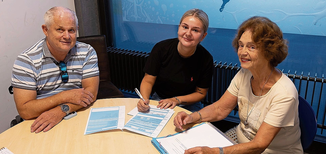 Vereinspräsident Ruedi Bügler, Eliona Avdylaj und Ingrid Synnatzschke, Verantwortliche Finanzen (v.l.), trafen sich am vergangenen Samstag zur Vertragsunterzeichnung.