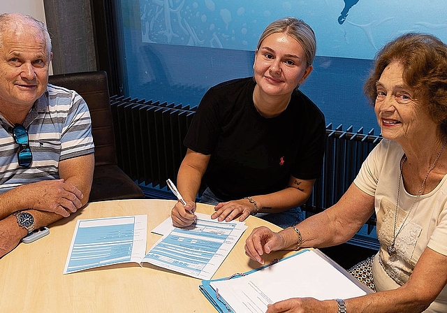 Vereinspräsident Ruedi Bügler, Eliona Avdylaj und Ingrid Synnatzschke, Verantwortliche Finanzen (v.l.), trafen sich am vergangenen Samstag zur Vertragsunterzeichnung.