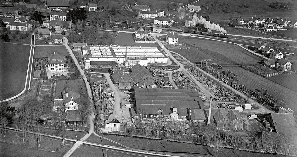 Bahnhof Aarburg-Oftringen in einer Aufnahme von Walter Mittelholzer vom November 1924. Der Bahnübergang wurde 1938 durch eine Unterführung ersetzt.Bild: ETH-Bibliothek Zürich, BildarchivStiftung Luftbild Schweiz