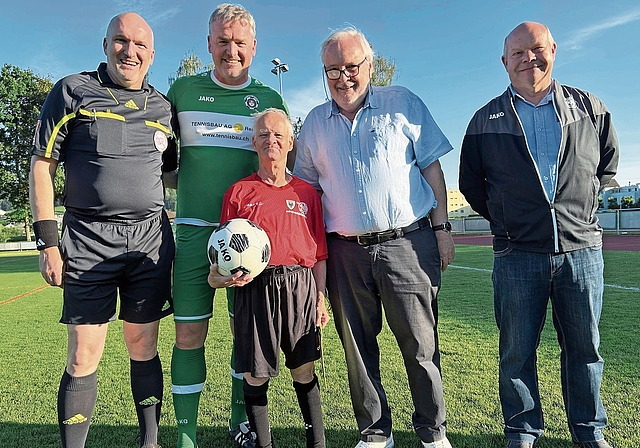 Martin Salm, Schiedsrichter, Stefan Wolf, Ex-Präsident FC Luzern, René Gygax, Initiant, und Alois Kaufmann, Donatorenpräsident (von links), mit dem Star des Abends, Rolf Christen vom FC Traktor azb Strengelbach.