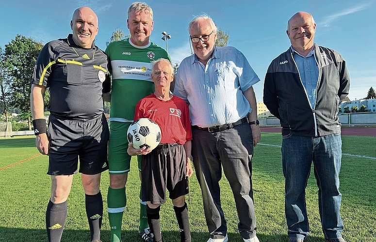 Martin Salm, Schiedsrichter, Stefan Wolf, Ex-Präsident FC Luzern, René Gygax, Initiant, und Alois Kaufmann, Donatorenpräsident (von links), mit dem Star des Abends, Rolf Christen vom FC Traktor azb Strengelbach. Martin Salm, Schiedsrichter, Stefan Wolf, Ex-Präsident FC Luzern, René Gygax, Initiant, und Alois Kaufmann, Donatorenpräsident (von links), mit dem Star des Abends, Rolf Christen vom FC Traktor azb Strengelbach.
