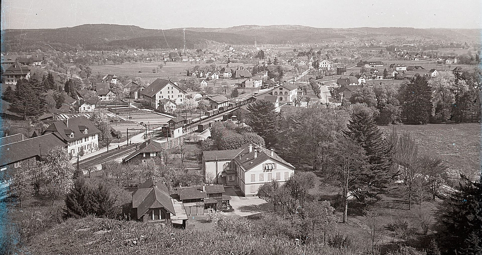 Bahnhof Aarburg-Oftringen. Aufnahmedatum unbekannt, vermutlich 1920er-/1930er-Jahre, sicher vor 1938 (Bau der SBB-Unterführung).Bild: Sammlung Heimatmuseum Aarburg