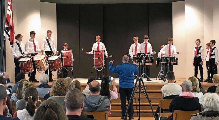 Die älteren Kadettentambouren brillierten unter anderem mit dem Rhythmusstück «Tscheiver».Bild:zvg