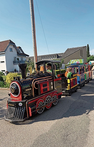 Die Minieisenbahn fährt die Kinder am Festgelände entlang. Die Minieisenbahn fährt die Kinder am Festgelände entlang.