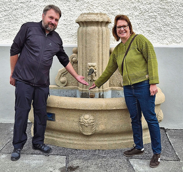 Gemeindepräsidentin Daniela Weber durfte den restaurierten Brunnen aus den Händen von Patrik Siegrist, Präsident des Heimatvereins Rothrist, entgennehmen.Bild: Hans Rudolf Sägesser