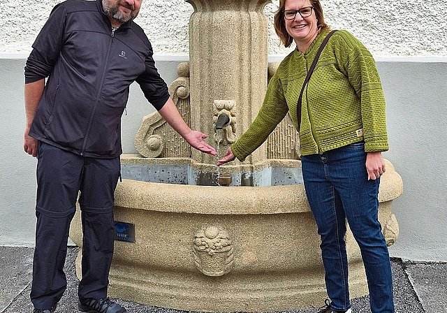 Gemeindepräsidentin Daniela Weber durfte den restaurierten Brunnen aus den Händen von Patrik Siegrist, Präsident des Heimatvereins Rothrist, entgennehmen.Bild: Hans Rudolf Sägesser