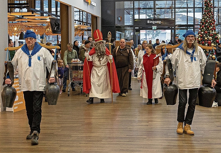 Traditionsgemöss zieht der Samichlaus in Begleitung der Trychler ein. Traditionsgemöss zieht der Samichlaus in Begleitung der Trychler ein.