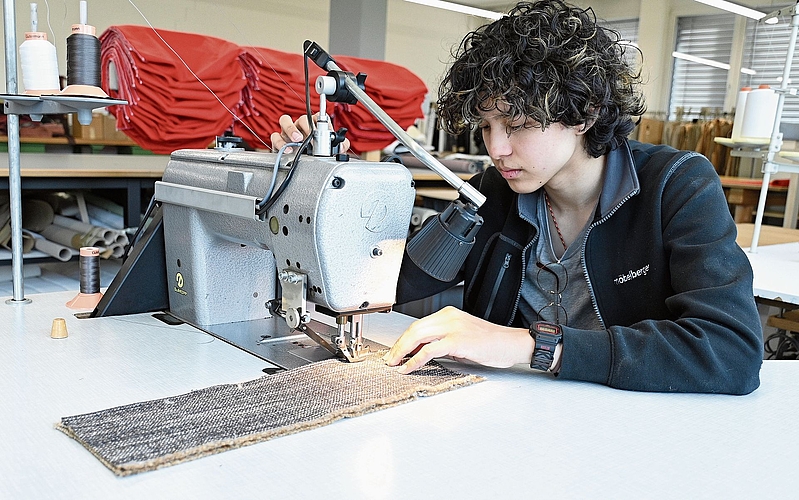 An der Nähmaschine beweist Aaron Sturzenegger das nötige Fingerspitzengefühl.Bild: Manuel Arnold An der Nähmaschine beweist Aaron Sturzenegger das nötige Fingerspitzengefühl.Bild: Manuel Arnold