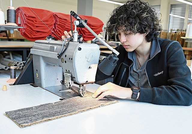 An der Nähmaschine beweist Aaron Sturzenegger das nötige Fingerspitzengefühl.Bild: Manuel Arnold