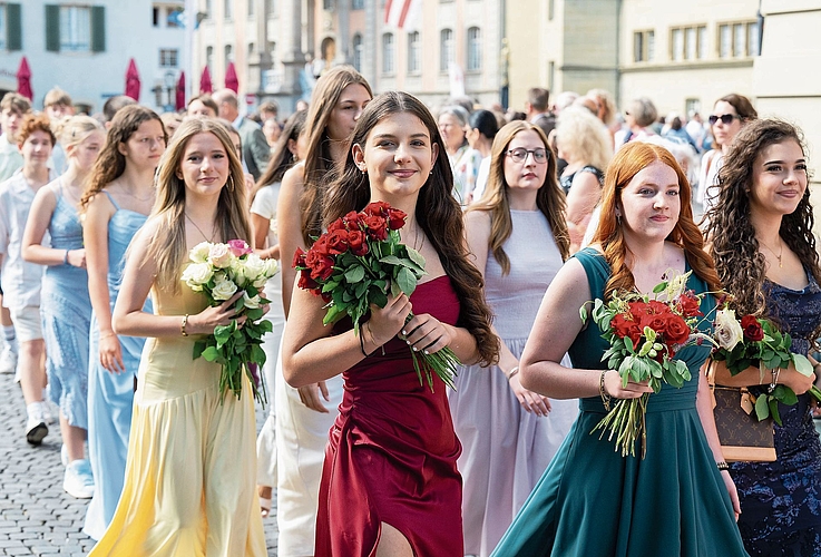 Auch die Oberstufenschülerinnen und -schüler nehmen am Umzug teil.Bild: ALEX SPICHALE Auch die Oberstufenschülerinnen und -schüler nehmen am Umzug teil.Bild: ALEX SPICHALE