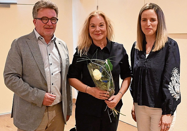 Sennhof-Geschäftsführer Urs Schenker und Stefanie Suter (Fachleiterin Marketing / Kommunikation, rechts) überreichten Anitra Eggler ein kleines Geschenk für ihren tollen Vortrag.