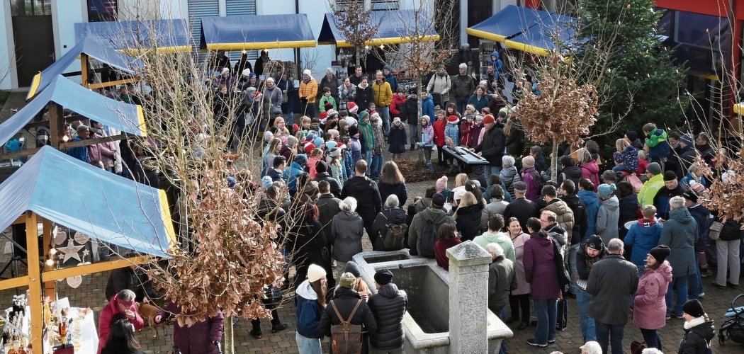 Die Auftritte des Schülerchors Vordemwald sorgten für leichten Dichtestress im Innenhof. Die Auftritte des Schülerchors Vordemwald sorgten für leichten Dichtestress im Innenhof.