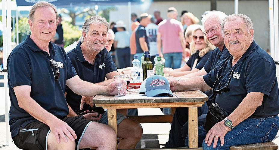 Die vier Vereinskameraden (von links nach rechts) Viktor Andenmatten (Vizepräsident), Ruedi Friedli (Medienchef), Werner Kurth (Präsident) und Gustav Goldschmidt (mit 86 Jahren das älteste Klubmitglied) gönnten sich am Mittag eine Pause.