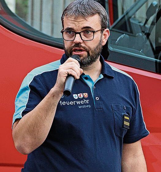 Führte durch die Hauptübung: Kommandant Marcel Willi. Foto: Romi Schmid