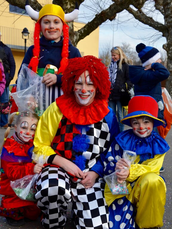 In Clown- und Wikingerkostüm kam Claudia Fiechter mit ihren Kindern Enea, Jannis, und Andrin (v.l.n.r.). In Clown- und Wikingerkostüm kam Claudia Fiechter mit ihren Kindern Enea, Jannis, und Andrin (v.l.n.r.).