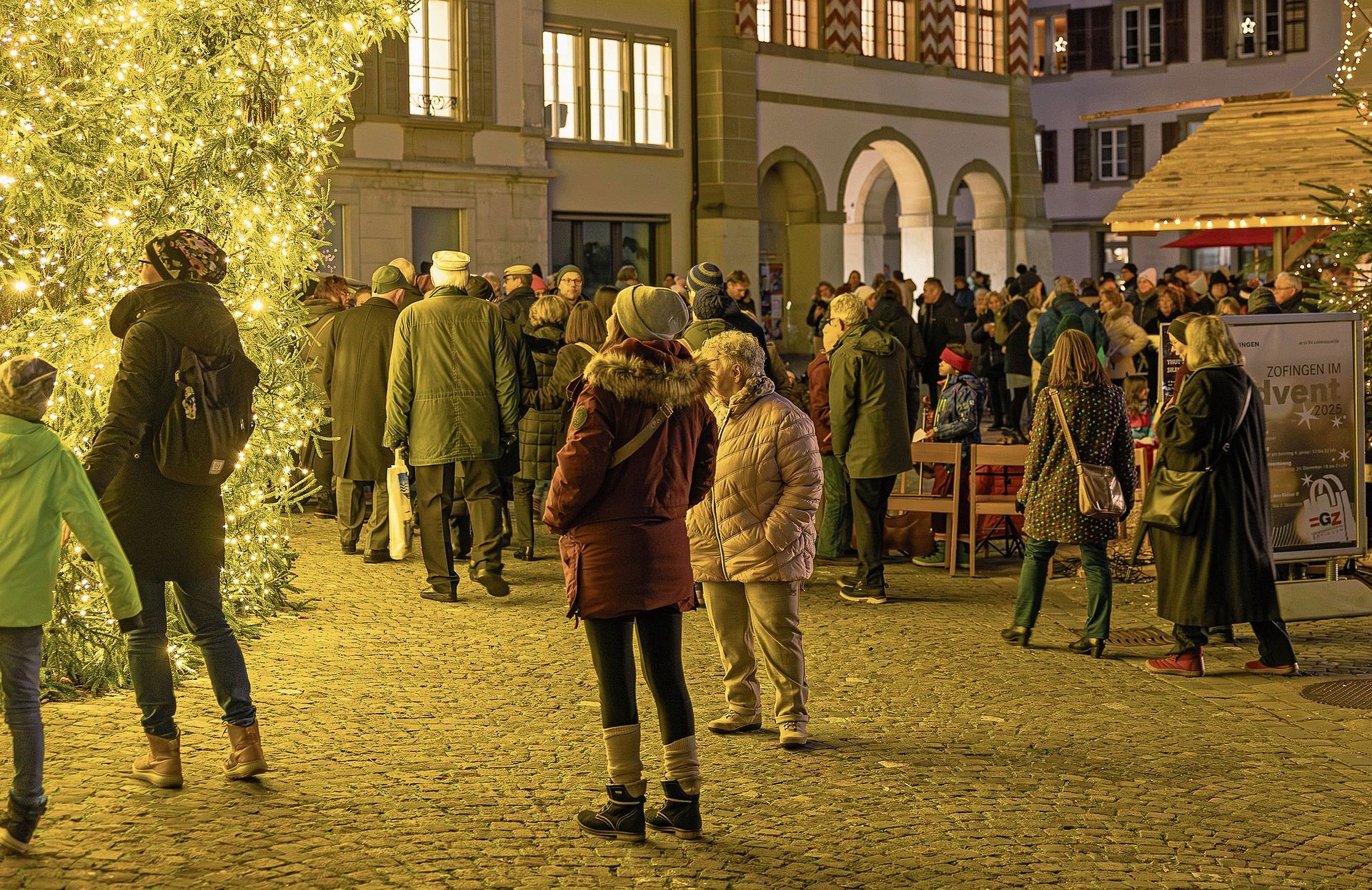 Von Beginn an war die Altstadt voller Menschen.Bilder: Regina  Lüthi