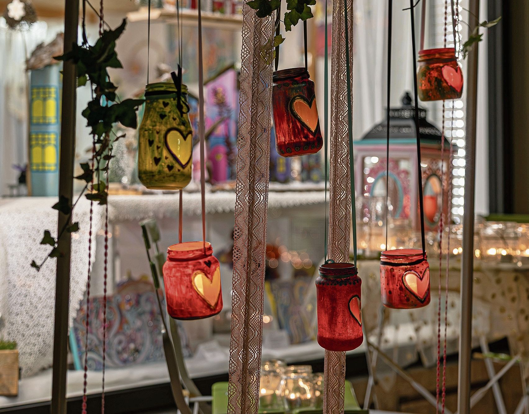 Die handbemalten Lichter scheinen zu schweben.