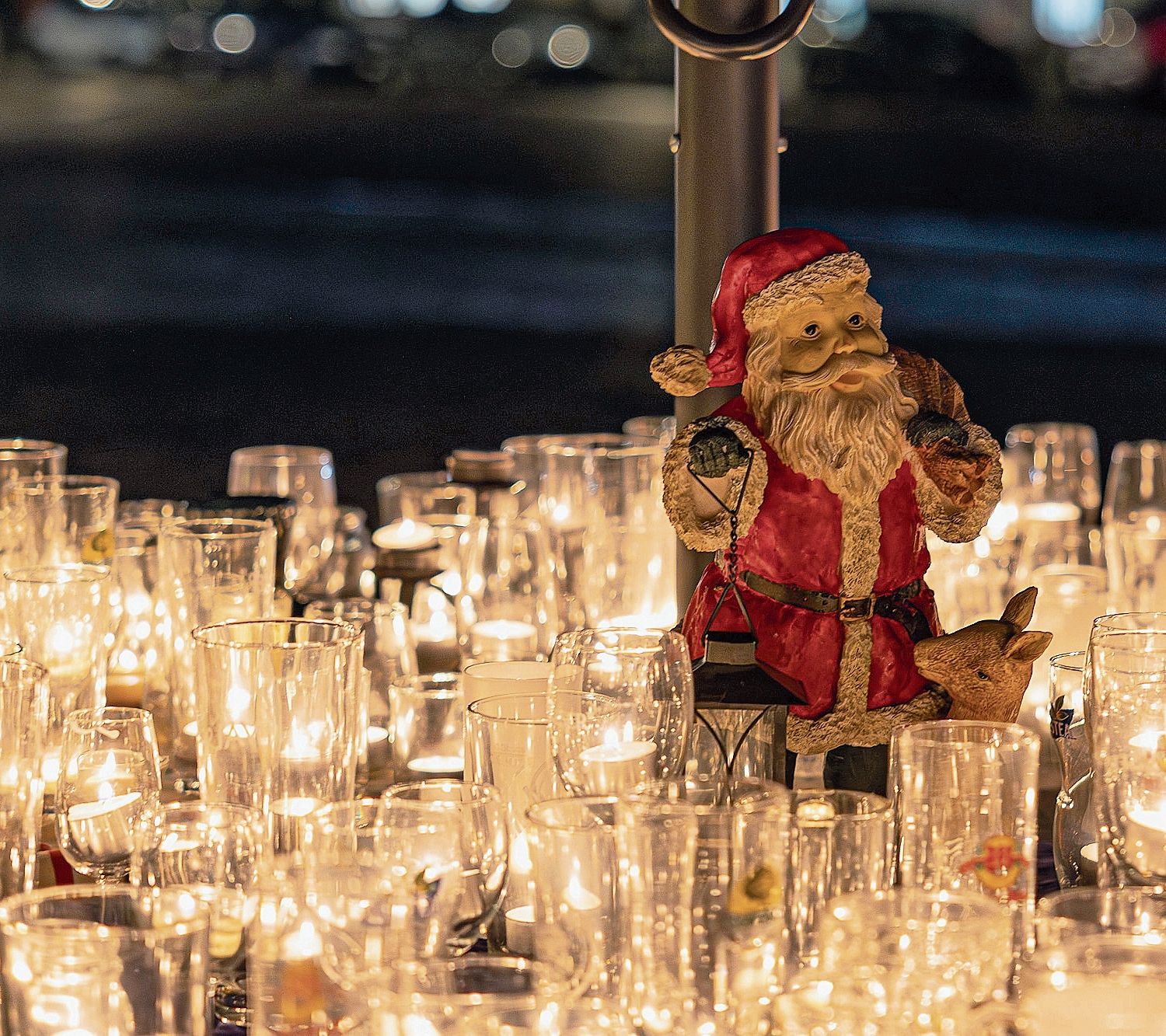 Ein gut ausgeleuchteter Weihnachtsmann.