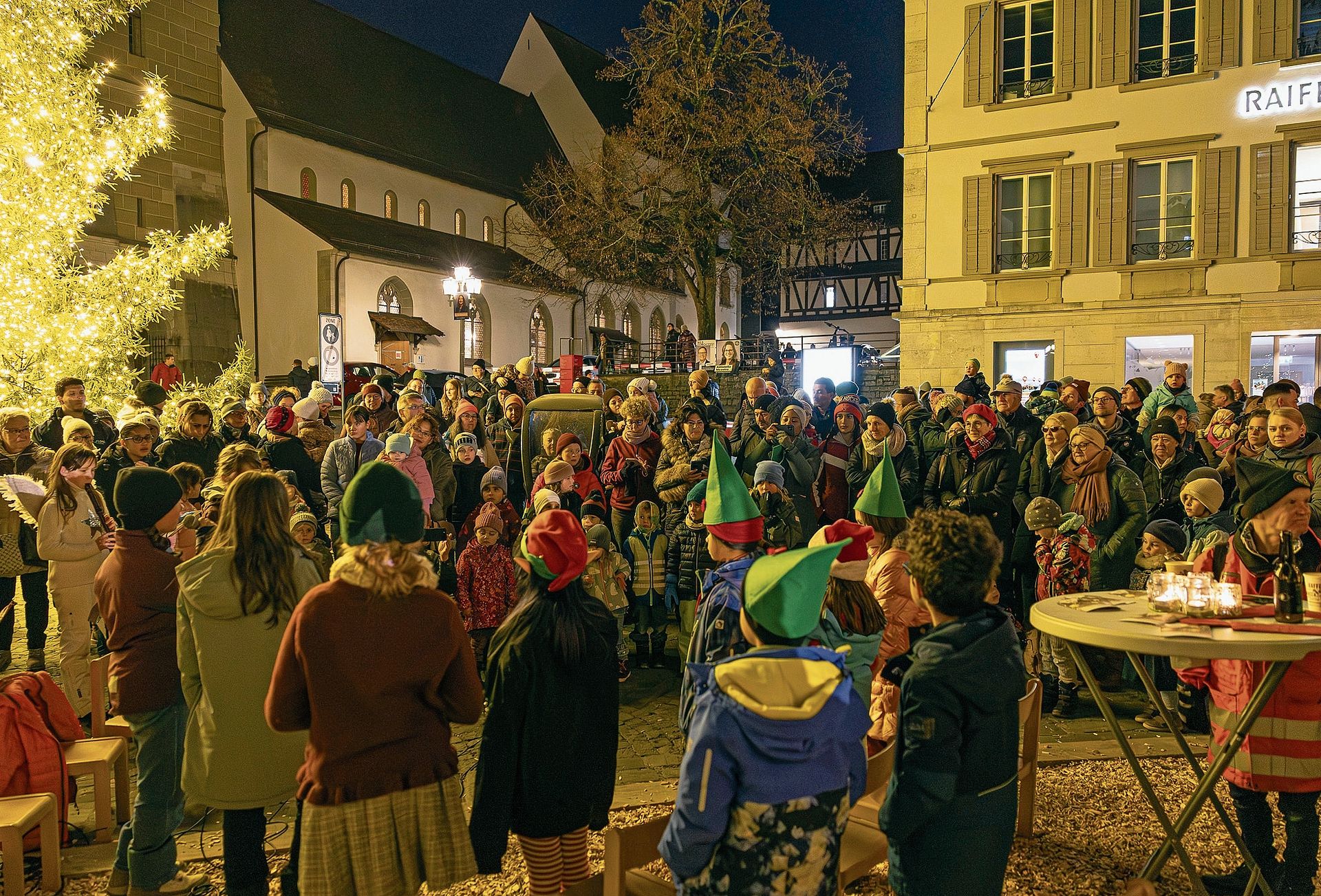 Aufmerksam hört das Publikum dem Auftritt der Kinder zu.