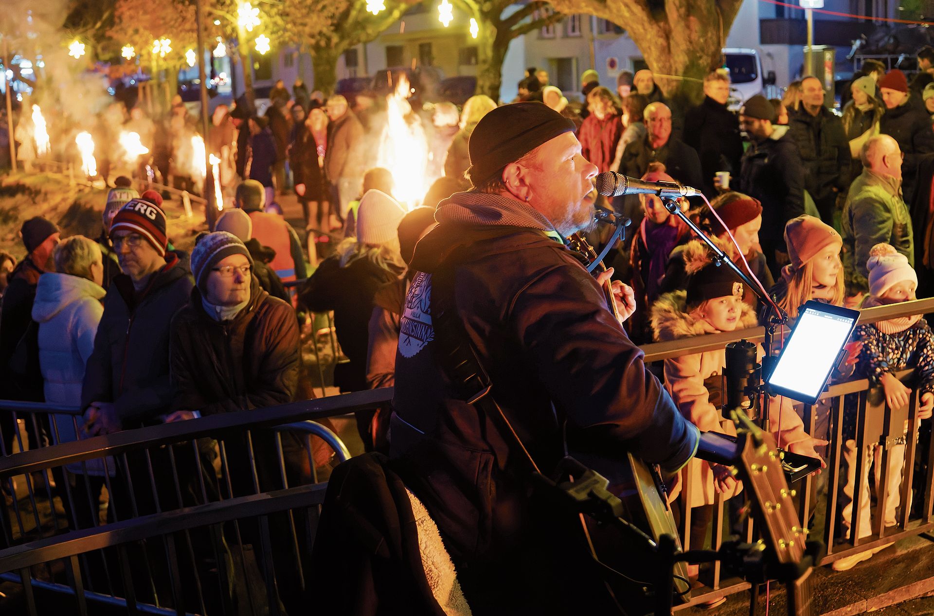 Vor allem Familien, Kinder und auch einfach Neugierige säumten das Ufer, während Feuerschalen und die Musik von The Brothers für eine ruhige und zugleich festliche Stimmung sorgten.