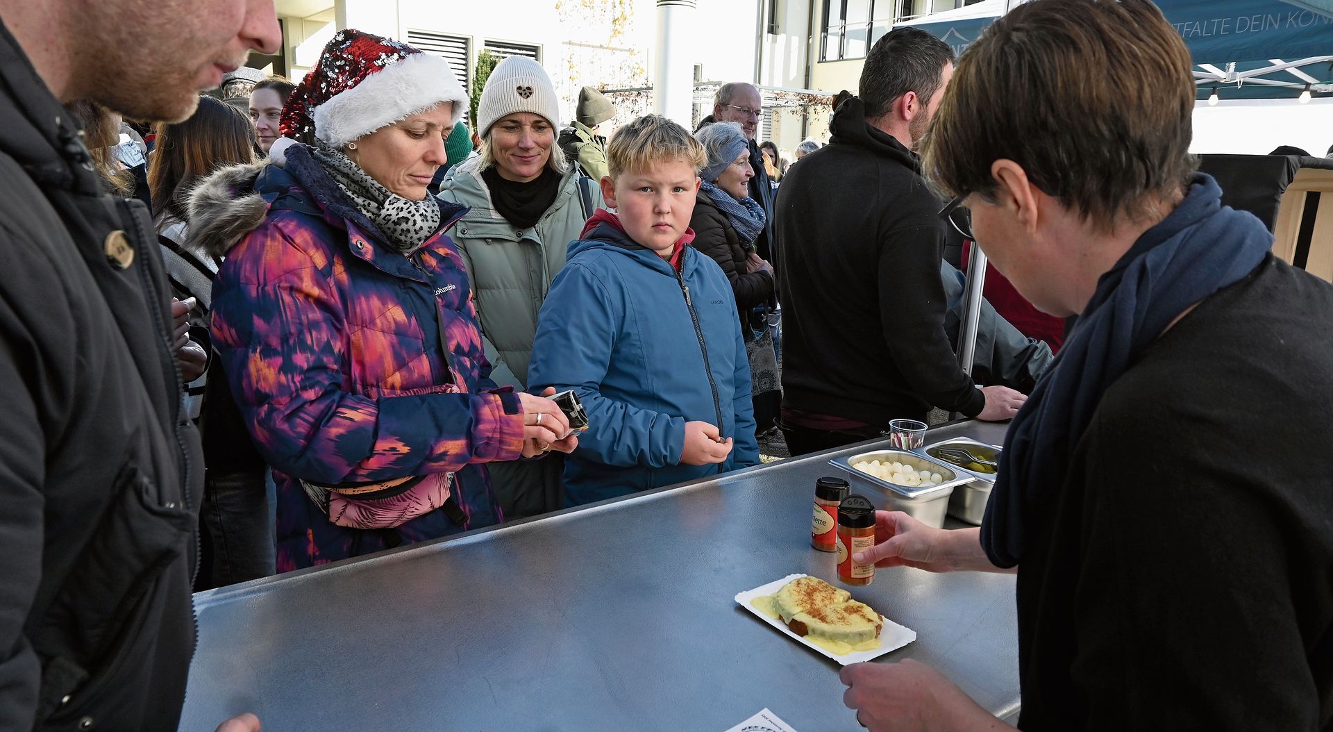 Die Chäsbrägu von der Spielgruppe Tännli waren gefragt. Die Chäsbrägu von der Spielgruppe Tännli waren gefragt.