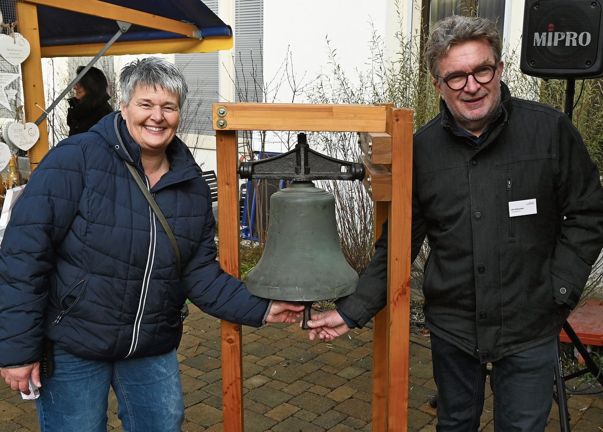 Astrid Bär und Urs Schenker eröffneten den Märt mit dem obligaten Glockenschlag. Astrid Bär und Urs Schenker eröffneten den Märt mit dem obligaten Glockenschlag.