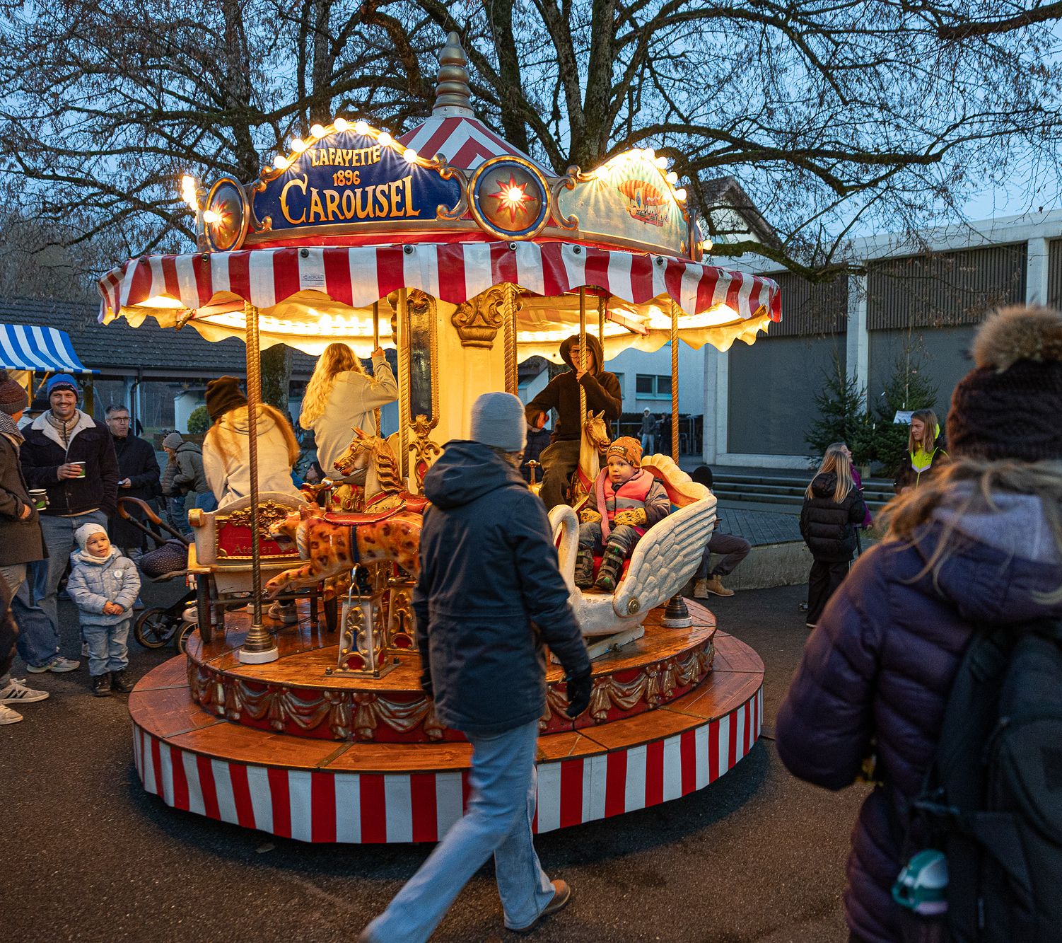 Fröhliche Runden auf dem Nostalgiekarussell.Bilder: Regina Lüthi