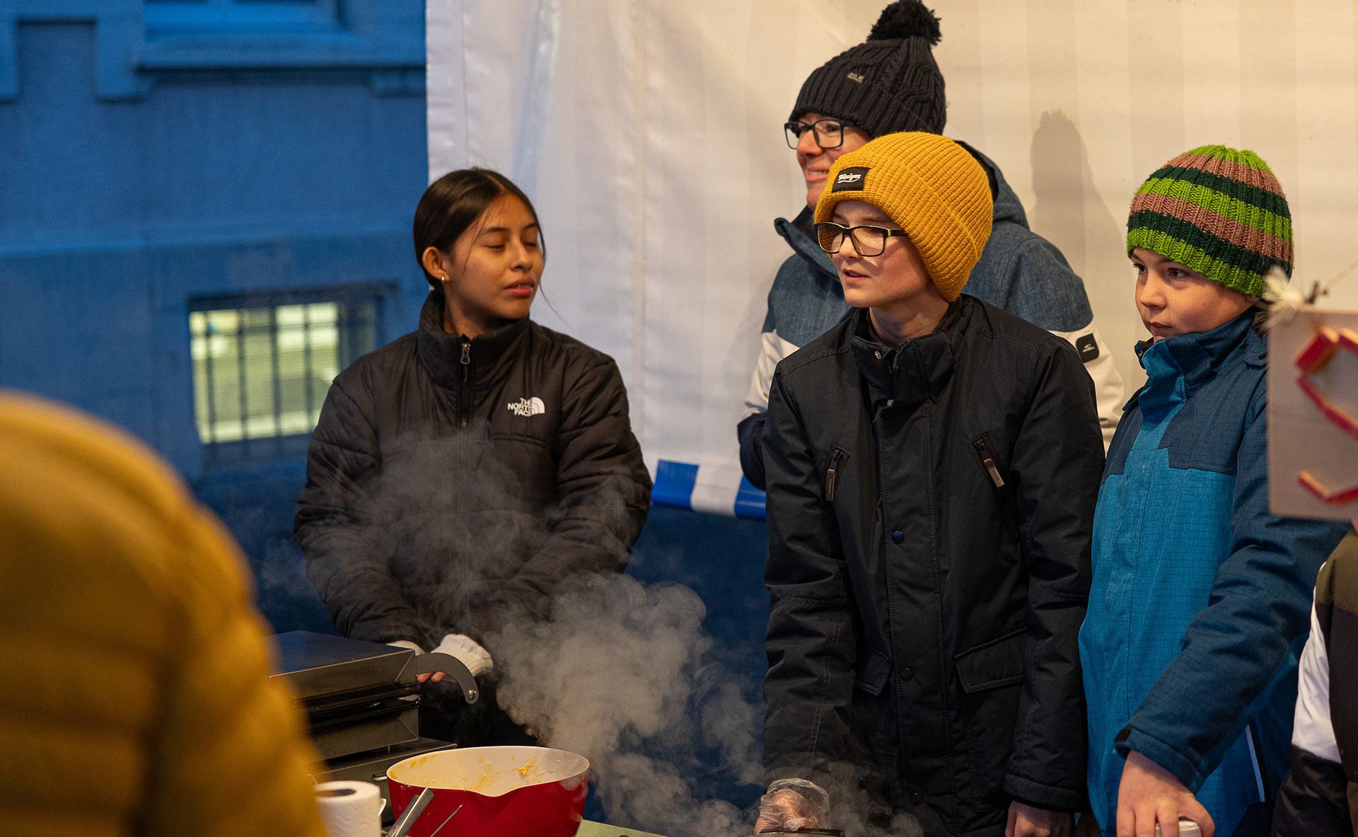 Die Schüler verkauften Waffeln für den guten Zweck.