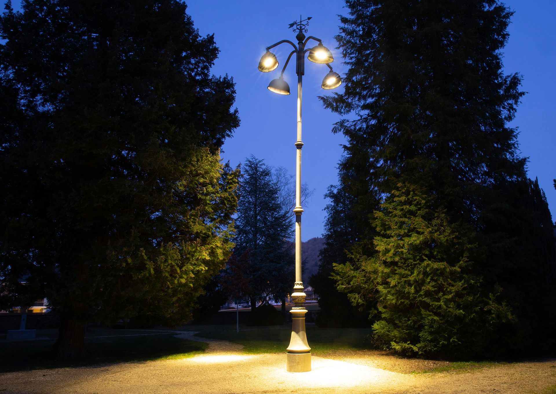 Der Kandelaber an seinem heutigen Standort im Alten Friedhof. Der Kandelaber an seinem heutigen Standort im Alten Friedhof.
