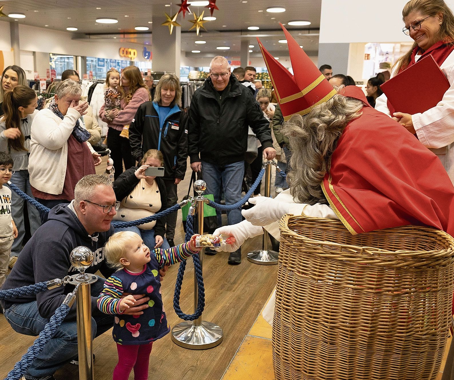 Jedes Kind erhielt ein Säckli mit Nüssen und Schoggi.Bilder: patrick Lüthi Jedes Kind erhielt ein Säckli mit Nüssen und Schoggi.Bilder: patrick Lüthi