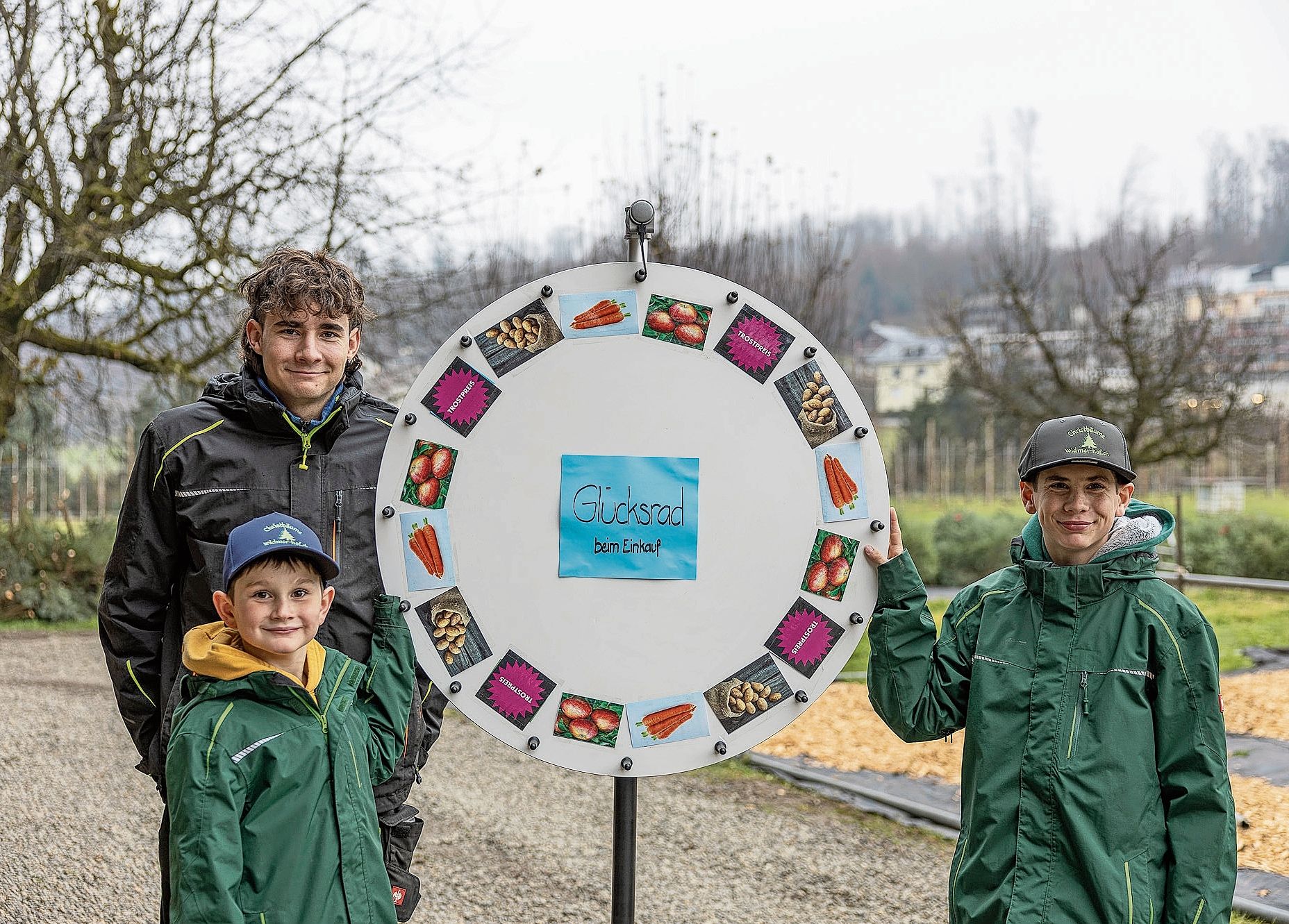 Raphael (hinten), Julian (links) und Manuel Widmer präsentieren das Glücksrad. Raphael (hinten), Julian (links) und Manuel Widmer präsentieren das Glücksrad.