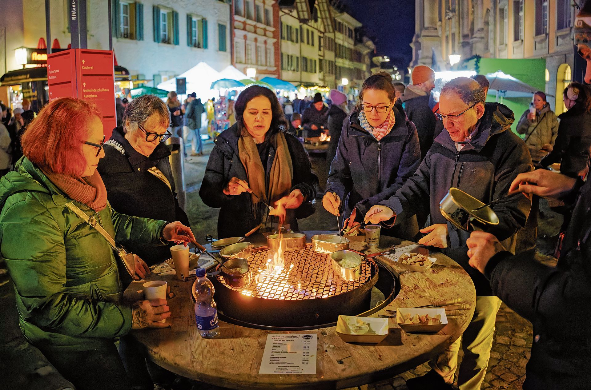 Fondueessen am offenen Feuer. Fondueessen am offenen Feuer.