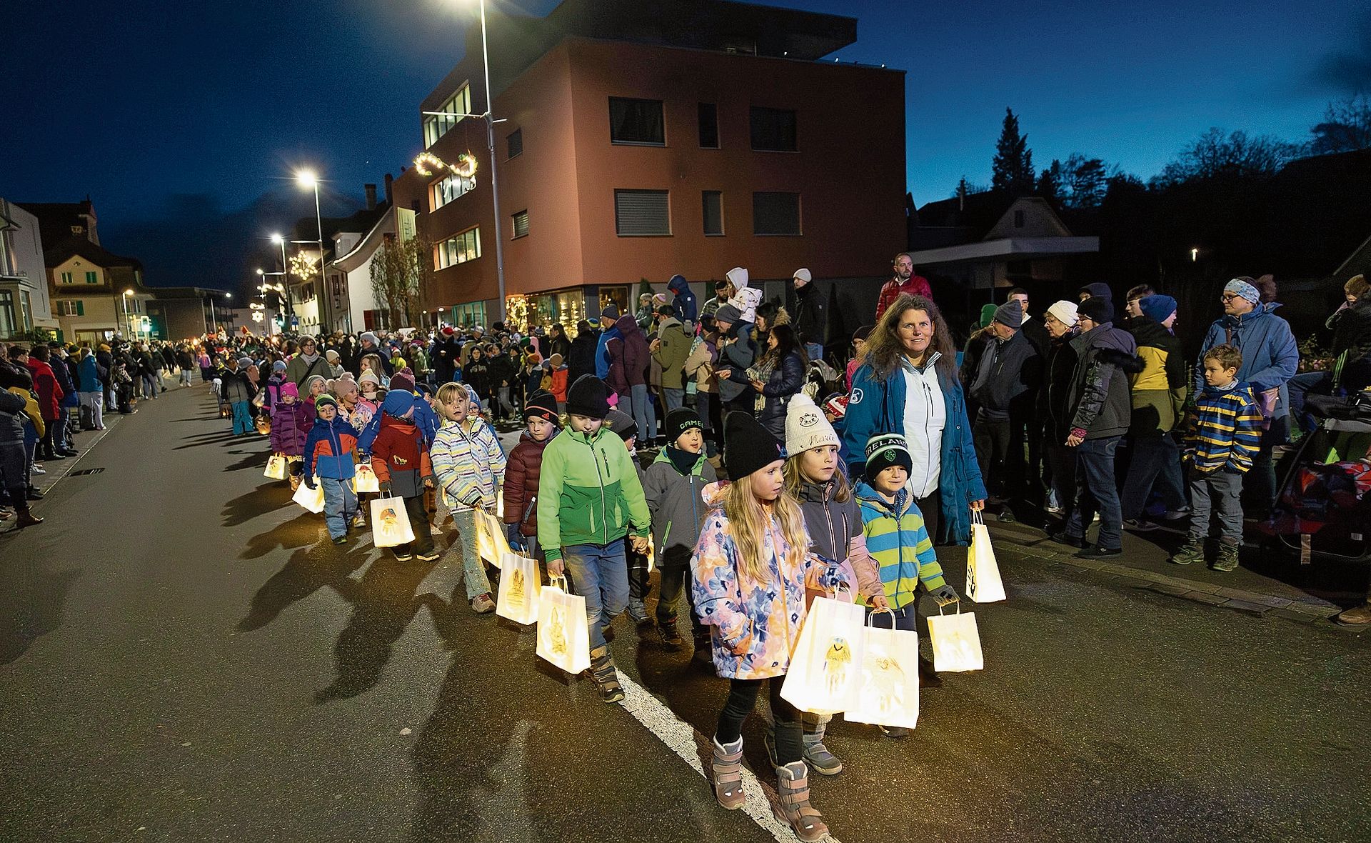 Die Kleinen begeisterten mit ihren Laternen.Patrick Lüthi Die Kleinen begeisterten mit ihren Laternen.Patrick Lüthi