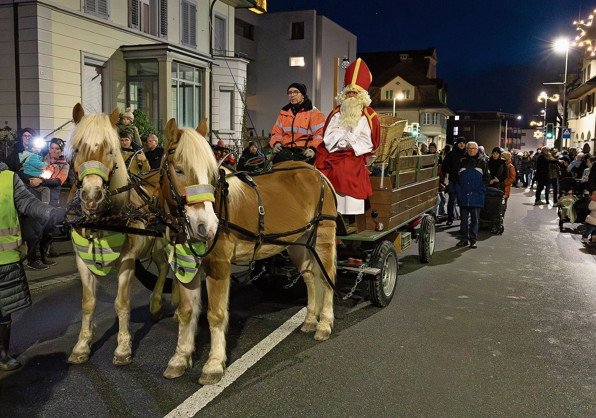 Der Samichlaus mit seinen Geschenkkörben bildete den Abschluss. Der Samichlaus mit seinen Geschenkkörben bildete den Abschluss.