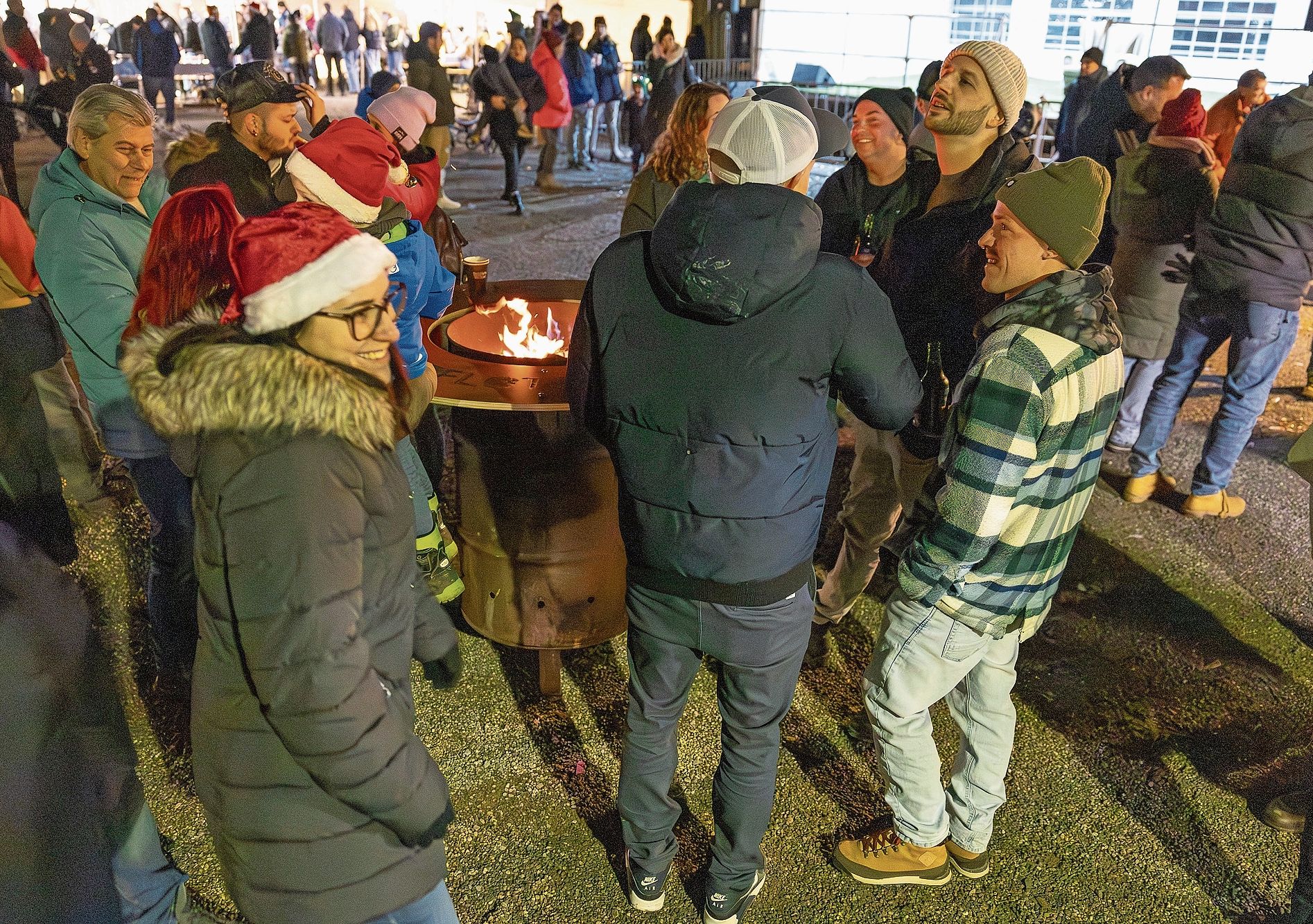 Die Feuerstellen wurden zum Treffpunkt. Die Feuerstellen wurden zum Treffpunkt.