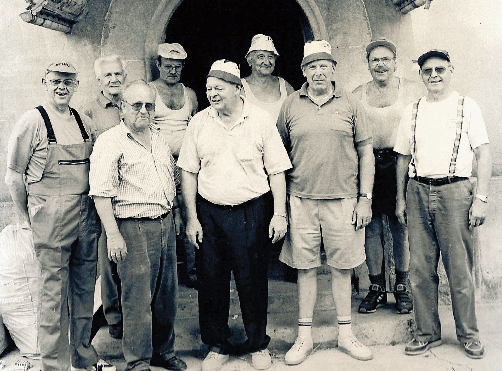 Mit diesem Team starteten im Juli 2000 die Sanierungsarbeiten im Alten Löwen (v.l.): Robert Gemperle, Jakob Fischer, Bruno Schläfli, Ernst Berner, René Murri, Werner Müller, Walter Liebich, Errwin Fischer und Willi Seiler.Bild: zvg