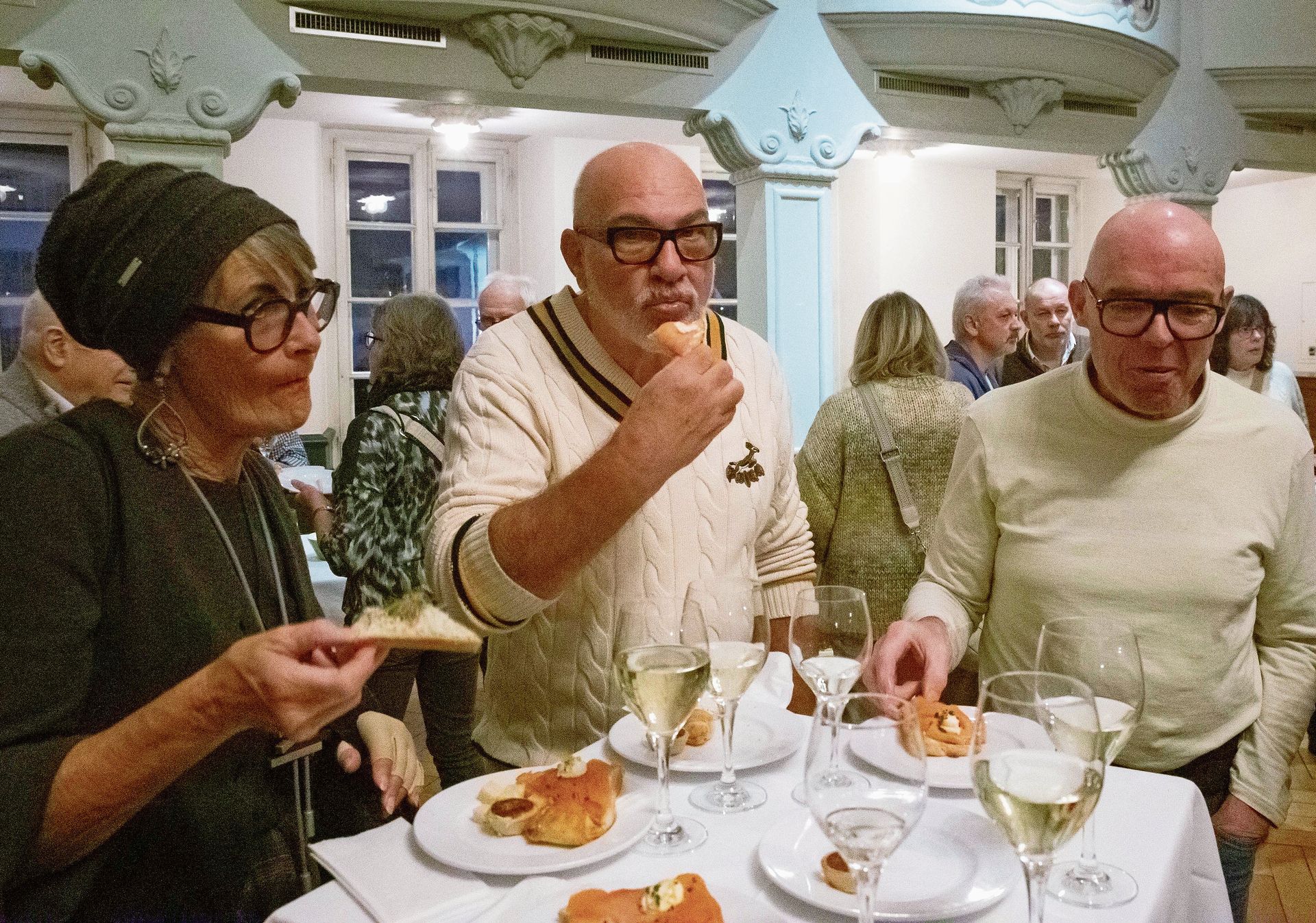 Beatrice und Urs Gamma sowie Ueli Niederhauser liessen sich die feinen Häppchen schmecken.Bilder:  Heinz Hug
