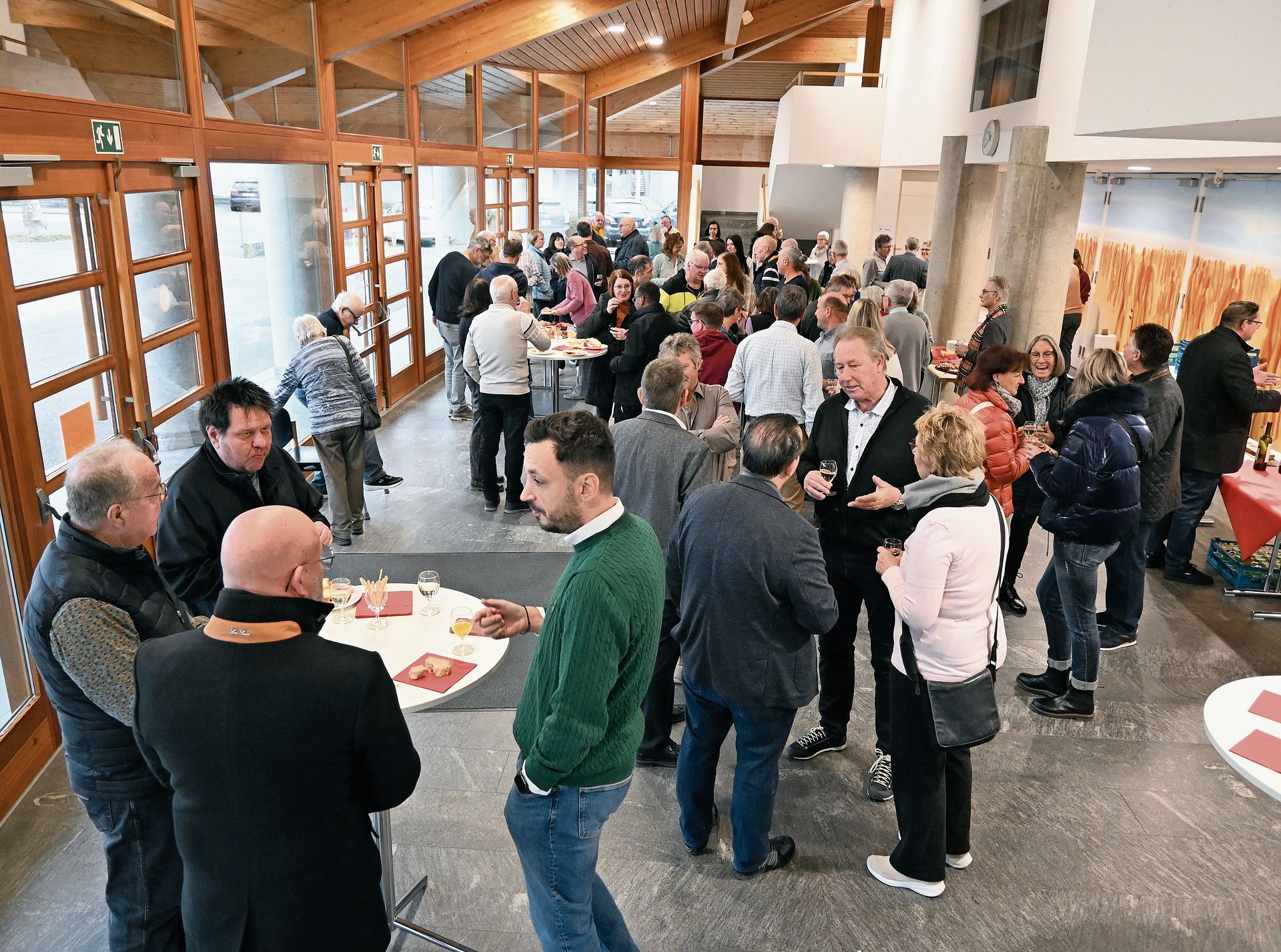 Im Foyer des Gemeindesaals Breiten wurden lebhafte Gespräche geführt.