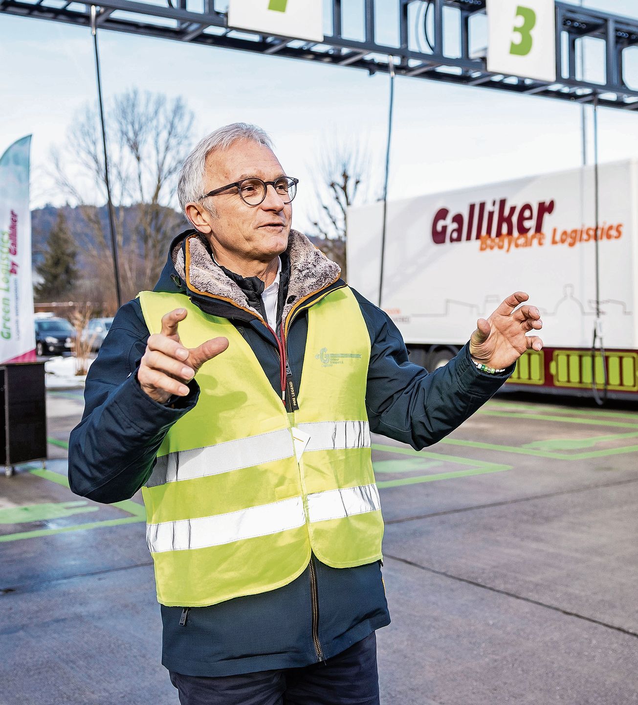 Die Galliker Transport AG, im Bild CEO Peter Galliker, hat mit der «E-Power-Bridge» eine weitere Lademöglichkeit für Elektrolastwagen eröffnet.