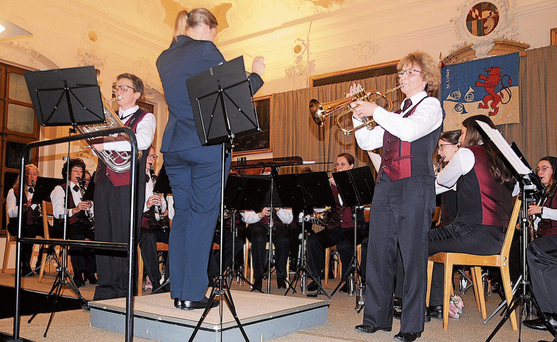«Ne partez pas sans moi»: Eliane Steffen (Euphonium, links) und Ruth Jordi (Flügelhorn) überzeugten als stilsichere Solistinnen.