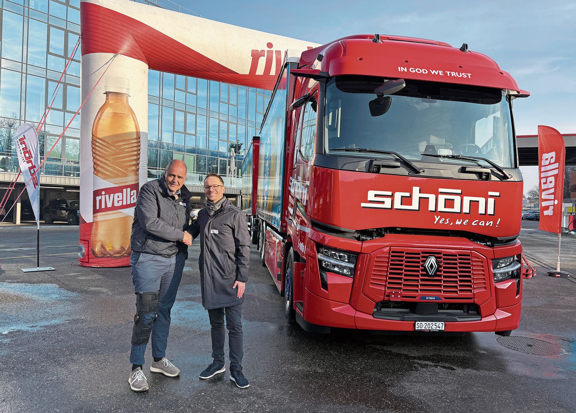 Patron Daniel Schöni (links) und Rivella Co-CEO Silvan Brauen vor einem der neuen E-Lastwagen.Bilder: Lea Fabian