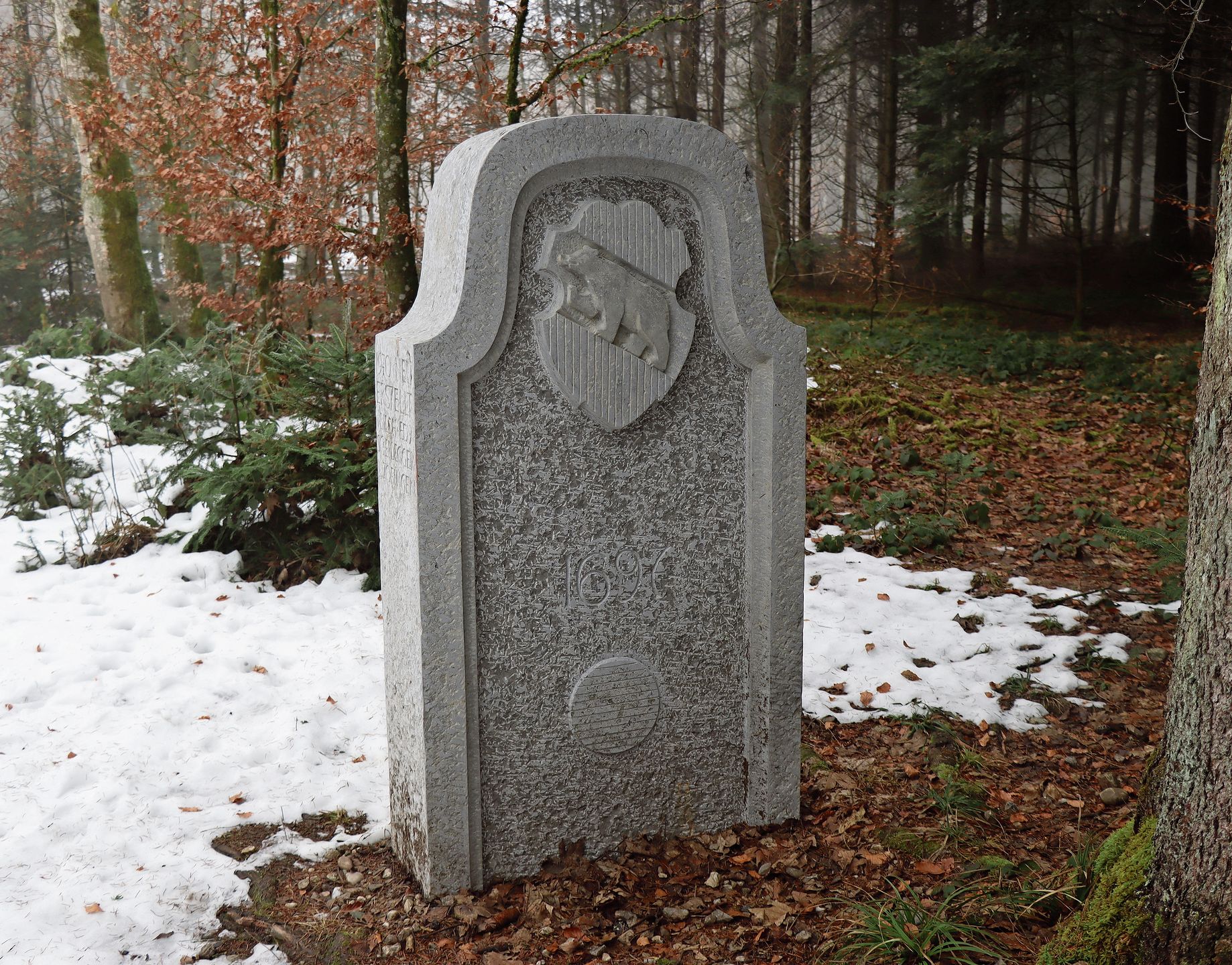 Die Bottenwiler Seite mit Berner Wappen und der Kugel des Lenzburger Wappens unten.Bilder: Christian Roth